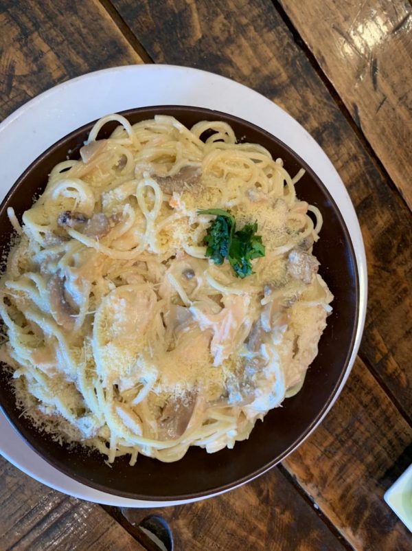 Spaguetti crema pollo champiñón